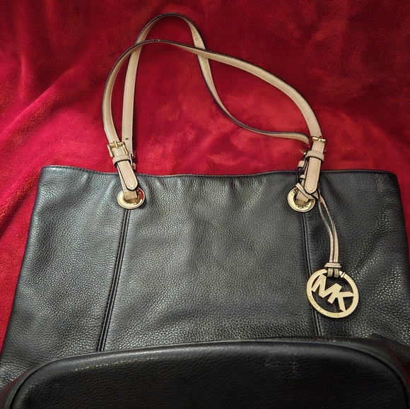 Michael Kors Jet Set Black Leather Tote - Picture 14 of 15